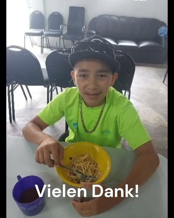 🇨🇷 Ein kleiner Gruß aus Costa Rica ❤️  Bei unserer Suppenküche geht es nicht nur um eine warme Mahlzeit – sondern auch um die Kinder, für die wir diese Arbeit machen. 🍲  Ein kurzes „Danke“ sagt manchmal mehr als viele Worte. 😊  🙏 Danke an alle, die unsere Arbeit unterstützen und solche Momente möglich machen!  🌍 GOL Ministries e.V. – Gemeinsam Hoffnung schenken.  #GOLMinistries #CostaRica #Suppenküche #Kinderhilfe #GemeinsamHelfen #Nächstenliebe