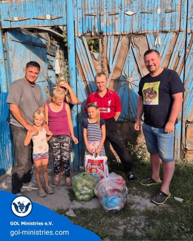 🇰🇬 Lebensmittelhilfe für Familien in Kirgisistan ❤️  Diese Familie lebt unter schwierigen wirtschaftlichen Bedingungen. Der Vater hat keine feste Arbeit und hält die Familie mit Gelegenheitsjobs über Wasser.  📦 Mit unseren Lebensmittelpaketen unterstützen wir die Familie bei der Versorgung mit wichtigen Grundnahrungsmitteln.  🙏 Ein herzliches Dankeschön an alle, die unsere Arbeit unterstützen und diese Hilfe möglich machen!  🌍 GOL Ministries e.V. – Gemeinsam Hoffnung schenken.  #GOLMinistries #Kirgisistan #Lebensmittelhilfe #Familienhilfe #GemeinsamHelfen #Nächstenliebe