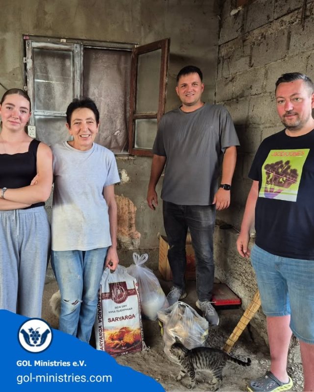 🇰🇬 Hilfe, die im Alltag ankommt ❤️  Diese Familie in Kirgistan lebt ohne Vater in einem einzelnen Zimmer auf dem Gelände eines Landwirtschaftsbetriebs. Als Gegenleistung für die Arbeit beim Melken der Kühe erhält die Familie Lebensmittel und muss keine Miete zahlen.  Neben Lebensmitteln konnten wir die Familie diesmal auch mit einem Kühlschrank unterstützen und damit ganz praktisch ihren Alltag erleichtern. 🙏  ❤️ Danke an alle, die unsere Hilfe in Kirgistan möglich machen!  🌍 GOL Ministries e.V. – Gemeinsam Hoffnung schenken.  #GOLMinistries #Kirgistan #Familienhilfe #Lebensmittelhilfe #HumanitäreHilfe #GemeinsamHelfen #Nächstenliebe