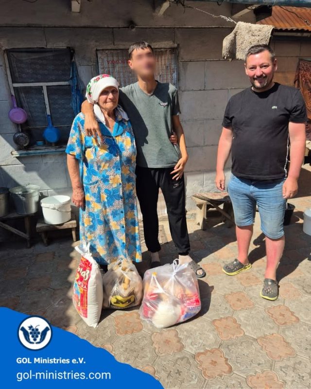 🇰🇬 Lebensmittelhilfe für ältere Menschen und Familien ❤️  Unsere Hilfe in Kirgistan geht weiter. Auch ältere, alleinstehende Menschen sowie Familien, die Unterstützung benötigen, versorgen wir regelmäßig mit wichtigen Grundnahrungsmitteln. 🛍️  Die Lebensmittel bringen wir gemeinsam mit unseren Helfern direkt zu den Menschen nach Hause – dorthin, wo die Hilfe gebraucht wird.  🙏 Danke an alle, die unsere Arbeit unterstützen und diese Hilfe möglich machen!  🌍 GOL Ministries e.V. – Gemeinsam Hoffnung schenken.  #GOLMinistries #Kirgistan #Lebensmittelhilfe #Seniorenhilfe #Familienhilfe #HumanitäreHilfe #GemeinsamHelfen