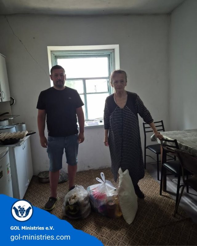 🇰🇬 Unsere Lebensmittelhilfe in Kirgistan geht weiter ❤️  Auch bei diesen Besuchen konnten wir wieder Menschen unterstützen, die im Alltag auf Hilfe angewiesen sind – darunter Familien und alleinstehende ältere Menschen.  Mit verschiedenen Grundnahrungsmitteln leisten wir direkte und unkomplizierte Unterstützung und bringen die Lebensmittel persönlich zu den Menschen nach Hause. 🛍️  🙏 Danke an alle, die unsere Arbeit in Kirgistan unterstützen!  🌍 GOL Ministries e.V. – Gemeinsam Hoffnung schenken.  #GOLMinistries #Kirgistan #Lebensmittelhilfe #Familienhilfe #Seniorenhilfe #HumanitäreHilfe #GemeinsamHelfen