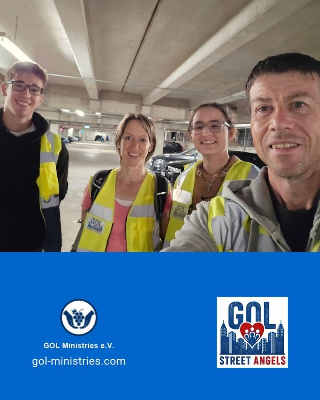 💛 GOL Street Angels – Ein erfolgreiches Pilotprojekt!  Erstmals waren unsere GOL Street Angels neben dem Cannstatter Wasen und dem Oktoberfest im Einsatz (ohne Westen) – und unser Pilotprojekt war ein voller Erfolg!  Mit einem engagierten Team waren wir unterwegs, um Menschen zu unterstützen, die Hilfe benötigten, und für mehr Sicherheit auf dem Heimweg zu sorgen.  ❤️ Hinschauen, helfen und füreinander da sein – genau dafür stehen unsere Street Angels!  🙏 Ein herzliches Dankeschön an alle ehrenamtlichen Helfer, die dieses Projekt möglich gemacht haben!  Mehr über unsere Einsätze und die Erfahrungen unserer GOL Street Angels erfahrt ihr hier:  https://gol-ministries.com/gol-street-angels-erstmals-auf-dem-cannstatter-wasen/  #GOLMinistries #GOLStreetAngels #CannstatterWasen #Oktoberfest #Ehrenamt #Nächstenliebe #GemeinsamHelfen