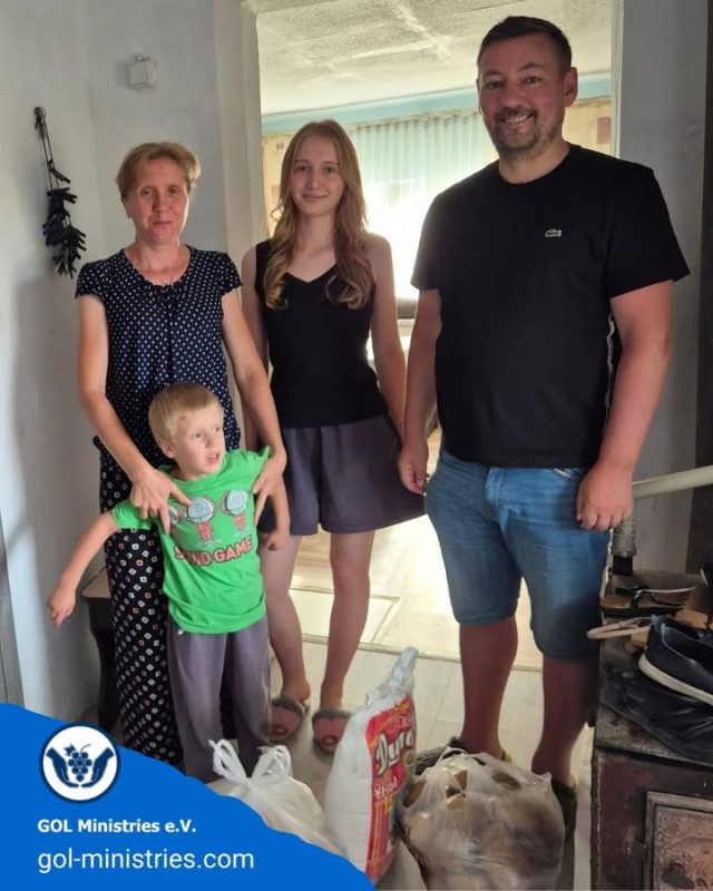 ❤️ Hilfe, die direkt bei den Menschen ankommt.  Hinter jeder Familie stehen eigene Geschichten, Herausforderungen und Hoffnungen.  In Kirgisistan unterstützen wir seit vielen Jahren Menschen, die auf Hilfe angewiesen sind. Mit Lebensmitteln und Dingen des täglichen Bedarfs möchten wir ihren Alltag ein Stück erleichtern.  Dabei geht es uns nicht nur um die materielle Unterstützung, sondern auch darum, den Menschen mit Liebe, Respekt und Wertschätzung zu begegnen.  🙏 Wir danken Gott, dass wir diese Arbeit fortsetzen dürfen, und allen, die sie möglich machen.  #GOLMinistries #Kirgisistan #HumanitäreHilfe #Nächstenliebe