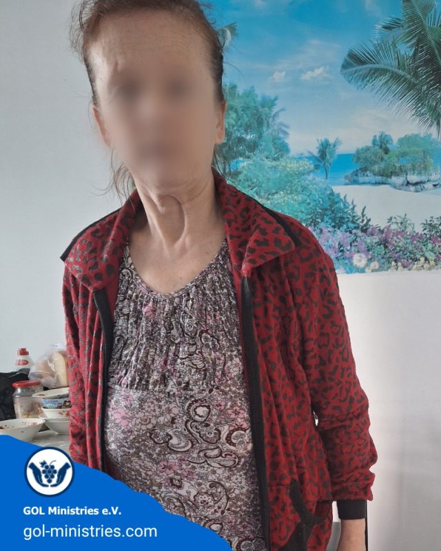 🎗️❤️ Unterstützung in schweren Zeiten.
Diese Frau ist schwer erkrankt und aufgrund ihrer gesundheitlichen Situation arbeitsunfähig. Gemeinsam mit ihrer Tochter und ihrem Enkelkind lebt sie im eigenen Haus. Die Tochter trägt als alleinerziehende Mutter große Verantwortung.  Mit Lebensmittelhilfe konnten wir die Familie im Alltag etwas entlasten. 🙏📦  #GOLMinistries #Kirgistan #Nächstenliebe #HoffnungSchenken #Familienhilfe #GemeinsamStark