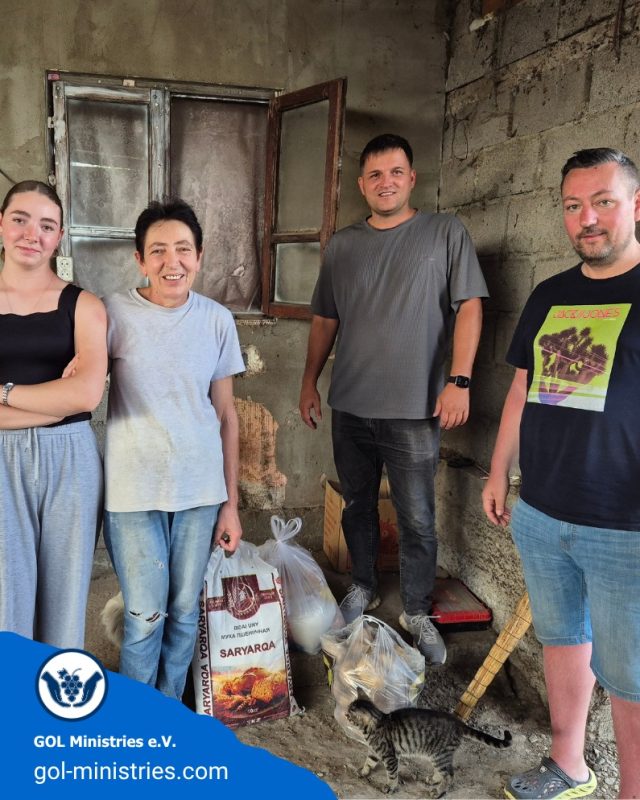 🇰🇬 Hilfe, die im Alltag ankommt ❤️  Diese Familie in Kirgistan lebt ohne Vater in einem einzelnen Zimmer auf dem Gelände eines Landwirtschaftsbetriebs. Als Gegenleistung für die Arbeit beim Melken der Kühe erhält die Familie Lebensmittel und muss keine Miete zahlen.  Neben Lebensmitteln konnten wir die Familie diesmal auch mit einem Kühlschrank unterstützen und damit ganz praktisch ihren Alltag erleichtern. 🙏  ❤️ Danke an alle, die unsere Hilfe in Kirgistan möglich machen!  🌍 GOL Ministries e.V. – Gemeinsam Hoffnung schenken.  #GOLMinistries #Kirgistan #Familienhilfe #Lebensmittelhilfe #HumanitäreHilfe #GemeinsamHelfen #Nächstenliebe