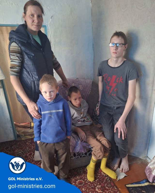 In dieser liebevollen Familie gibt es ein Kind, das uns zeigt, wie einzigartig das Leben sein kann. 💛
Ein Teenager lebt mit Down-Syndrom, kann nicht laufen und spricht fast nicht.  Jedes Lächeln, jede kleine Bewegung und jeder Fortschritt ist ein riesiger Sieg. ✨  Nicht jeder kann alles alleine tragen…
umso wichtiger ist es, füreinander da zu sein.  Ein kleines Paket – eine große Hilfe 🙏  #GOLMinistries #Kirgisistan #Nächstenliebe #FamilienHelfen #HilfeDieAnkommt
