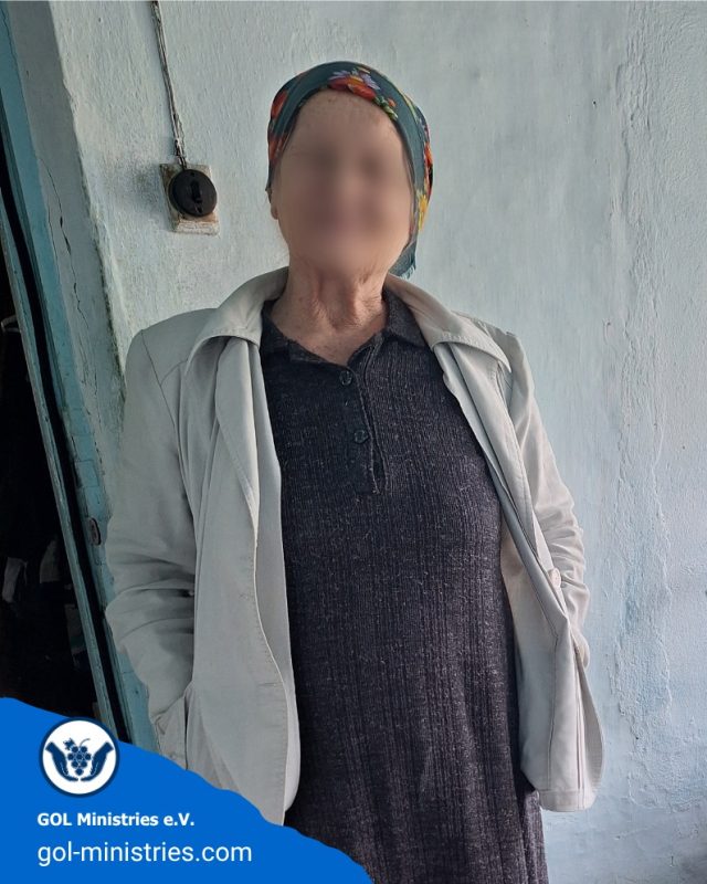 🤝 Auch kleine Gesten können große Hoffnung schenken.
Diese ältere Dame lebt allein und verfügt nur über geringe finanzielle Mittel. Gerade ältere Menschen geraten oft in Vergessenheit — doch jede Unterstützung zählt. 💙  Wir sind dankbar, mit Lebensmittelhilfe helfen zu dürfen. 📦🙏  #GOLMinistries #Seniorenhilfe #Kirgistan #Hoffnung #Lebensmittelhilfe #GemeinsamHelfen