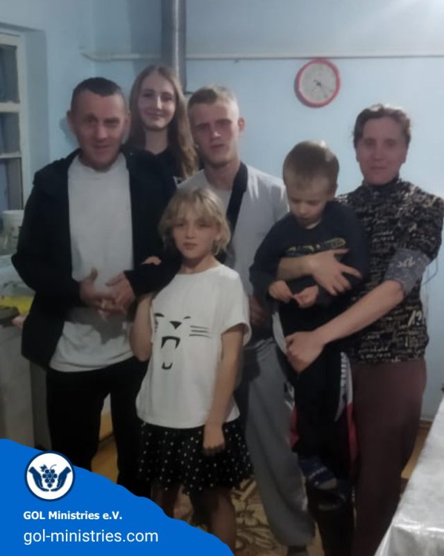 👨‍👩‍👧‍👦❤️ Hoffnung für eine Familie mit besonderen Herausforderungen.
Diese Familie lebt mit vier Kindern zusammen. Ein Kind leidet an infantiler Zerebralparese, zusätzlich belastete eine kürzlich erfolgte Augenoperation die Familie stark.  Mit unserer Hilfe durften wir Lebensmittel und praktische Unterstützung vorbeibringen. 📦🙏
Jede Unterstützung schenkt neue Hoffnung im Alltag.  #GOLMinistries #Kirgistan #FamilienHelfen #Hoffnung #HumanitäreHilfe #GemeinsamHelfen