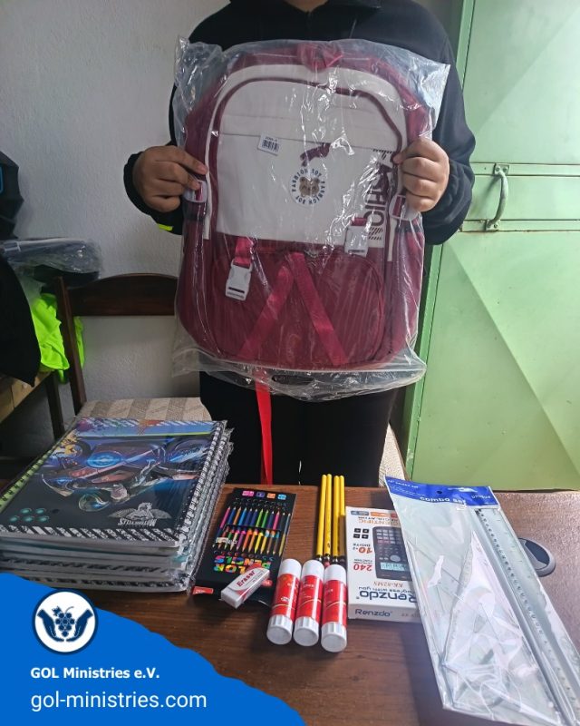 🎒 Bereit für die Schule 🎒  Vor dem Tisch voller Schulmaterial steht ein Junge mit seinem neuen Rucksack – bereit für einen neuen Abschnitt seines Lebens.  Für viele Kinder ist ein eigener Schulrucksack keine Selbstverständlichkeit. Doch mit der richtigen Ausstattung wächst nicht nur die Freude auf die Schule, sondern auch das Selbstvertrauen. 📚✨  Dank der eingekauften Schulmaterialien konnte einem weiteren Schüler geholfen werden, gut vorbereitet ins Schuljahr zu starten.
Ein Rucksack voller Hefte und Stifte bedeutet für ihn:
➡️ dazugehören
➡️ lernen können
➡️ Zukunftschancen bekommen  Jede Unterstützung macht einen Unterschied im Alltag dieser Kinder. Danke an alle, die die Arbeit von GOL Ministries e.V. möglich machen! ❤️  #Schule #BildungVerändertLeben #KinderUnterstützen #HoffnungSchenken #GemeinsamHelfen #GOLMinistries