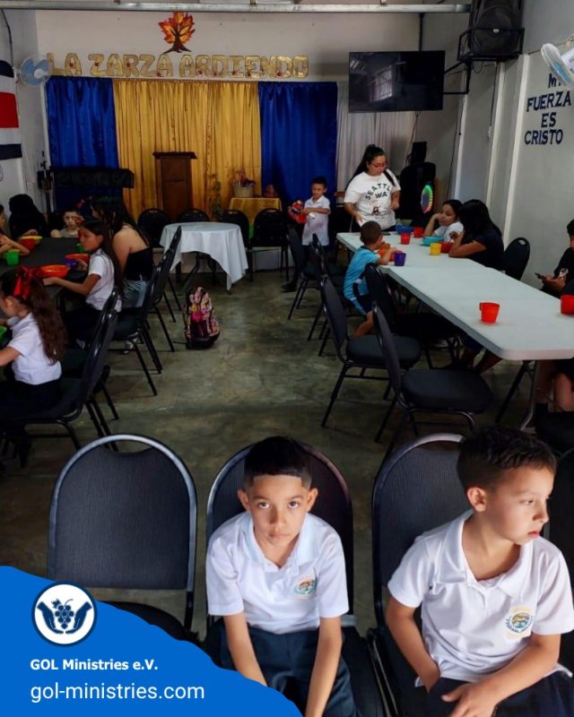 🍲 Gemeinsam für die Kinder in Costa Rica 🇨🇷❤️  Unsere Suppenküche in Costa Rica geht weiter! 🙏  Auch diesmal kamen wieder zahlreiche Kinder zusammen, um gemeinsam eine warme Mahlzeit zu erhalten. Für uns ist es schön zu sehen, wie aus unserer Unterstützung vor Ort etwas Regelmäßiges entsteht. ❤️  Dabei geht es um mehr als nur eine Mahlzeit: Die Kinder kommen zusammen, verbringen Zeit miteinander und erleben Gemeinschaft. 🥣👧👦  Ein herzliches Dankeschön an alle Helferinnen und Helfer vor Ort, die sich um die Kinder kümmern und dafür sorgen, dass die Suppenküche Woche für Woche stattfinden kann. 🙏  Mit eurer Unterstützung können wir diese Arbeit fortsetzen und gemeinsam dort helfen, wo Hilfe gebraucht wird. ❤️🌎  GOL Ministries e.V.  #GOLMinistries #CostaRica #Suppenküche #Kinderhilfe #GemeinsamHelfen #Nächstenliebe #Ehrenamt #Hoffnung #GemeinsamStark 🇨🇷❤️