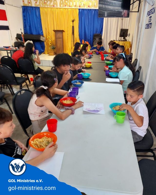 🍲❤️ Jede Mahlzeit zählt. Jede Begegnung macht Hoffnung.  Am 07.07.2026 durften wir unsere Kinderhilfe „El Comedor“ erstmals durchführen. Gemeinsam mit unseren lokalen Partnern konnten wir Kindern in Los Guido, Costa Rica, eine warme Mahlzeit anbieten.  Für viele Kinder ist eine regelmäßige warme Mahlzeit keine Selbstverständlichkeit. Umso wertvoller sind diese gemeinsamen Momente – beim Essen, Lachen und Miteinander. 💙  Ein herzliches Dankeschön an alle, die dieses Projekt mit ihren Gebeten, ihrer Unterstützung und ihren Spenden möglich machen. Gemeinsam können wir Hoffnung schenken und Kinder auf ihrem Weg begleiten. 🙏🇨🇷  ➡️ Mehr über unsere Arbeit:
🌐 https://gol-ministries.com  #GOLMinistries #Kinderhilfe #ElComedor #CostaRica #LosGuido #WarmeMahlzeit #Nächstenliebe #GemeinsamHelfen #KinderStärken #HoffnungSchenken #Entwicklungszusammenarbeit #SpendenWirken #Gemeinnützig