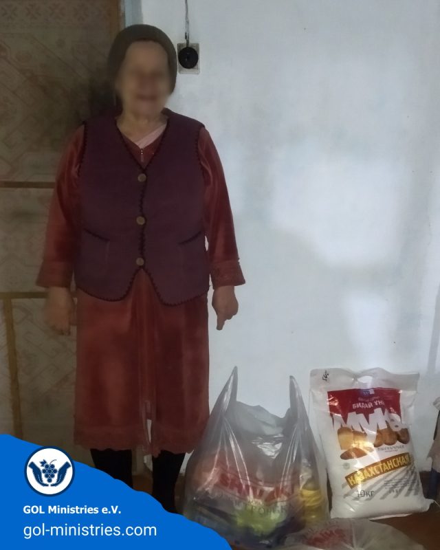 Ältere Frau mit Lebensmittelpaketen
🕯️ Wärme in einem kalten Winter
Diese Frau lebt allein und mit sehr wenig.
Die Hilfe wurde mit stiller Dankbarkeit angenommen – ein berührender Moment.
🙏 Danke, dass ihr hinschaut und helft.
#Winteraktion #Nächstenliebe #Kirgistan #HilfeMitHerz #GOLMinistries #Dankbarkeit ❄️🤍