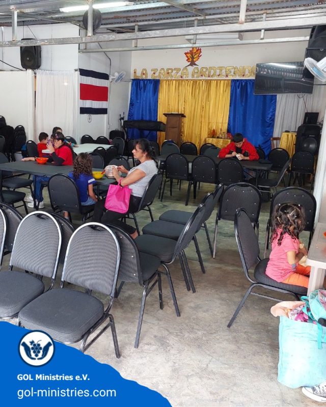 🇨🇷 Gemeinsam am Tisch in Costa Rica ❤️  Jeden Dienstag und Mittwoch kommen die Kinder zu unserer Suppenküche zusammen. 🍲 Hier erhalten sie eine frisch zubereitete warme Mahlzeit.  Dank unserer Helferinnen und Helfer vor Ort kann dieses Angebot Woche für Woche stattfinden.  🙏 Danke an alle, die unsere Arbeit unterstützen und damit einen wichtigen Beitrag leisten!  🌍 GOL Ministries e.V. – Gemeinsam Hoffnung schenken.  #GOLMinistries #CostaRica #Suppenküche #Kinderhilfe #GemeinsamHelfen #Nächstenliebe