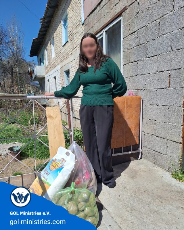 👨‍👩‍👧‍👦💙 Unterstützung für Familien in schwierigen Lebenssituationen.
Diese Familie lebt mit drei Kindern in einer eigenen Wohnung. Der Vater kann die Familie nur durch unregelmäßige Gelegenheitsarbeiten versorgen, wodurch die finanzielle Situation sehr angespannt ist.  Mit unserer Lebensmittelhilfe durften wir die Familie praktisch unterstützen und ein Stück Hoffnung schenken. 📦🙏  Danke an alle Unterstützer, die solche Hilfe möglich machen! ❤️  #GOLMinistries #Kirgistan #Familienhilfe #Lebensmittelhilfe #HoffnungSchenken #GemeinsamHelfen