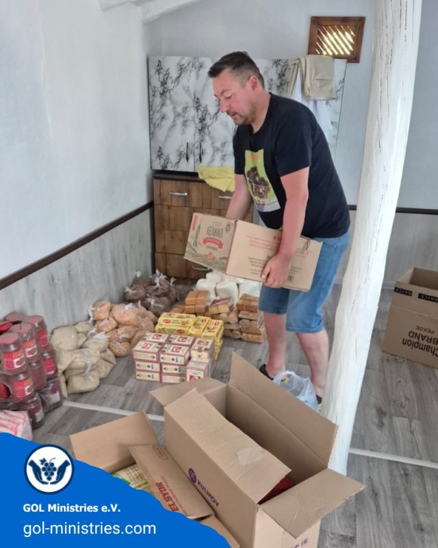 🇰🇬 Hilfe, die ankommt – GOL Ministries in Kirgisistan ❤️  Auch in Kirgisistan sind wir weiterhin für bedürftige Menschen aktiv. 🙏  Gestern waren Vitalis, Ivan und unser Volunteer Denis unterwegs, um Lebensmittel einzukaufen und alles für die nächsten Hilfslieferungen vorzubereiten. Reis, Mehl, Nudeln und weitere Grundnahrungsmittel werden nun zusammengestellt und anschließend an bedürftige Familien vor Ort verteilt. 🛒📦  Hinter jedem Einkauf stehen Menschen und Familien, denen wir damit ganz konkret im Alltag helfen können. ❤️  📸 Und das ist erst der Anfang:
In den kommenden Tagen nehmen wir euch mit und zeigen euch in einer Bilderserie, wie die Lebensmittel ihren Weg zu den Familien finden.  Ein großes Dankeschön an Vitalis, Ivan und Denis für ihren Einsatz vor Ort – und natürlich an alle, die unsere Arbeit durch ihre Unterstützung überhaupt möglich machen! 💙🙏  #GOLMinistries #Kirgisistan #Kyrgyzstan #HumanitäreHilfe #Lebensmittelhilfe #FamilienHelfen #GemeinsamHelfen #Nächstenliebe #Ehrenamt #Volunteers #HilfeDieAnkommt