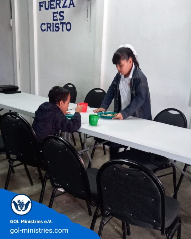 🍽️❤️ Eine warme Mahlzeit. Ein Lächeln. Ein Stück Hoffnung.  Jeden Dienstag kommen Kinder in unsere Suppenküche in Costa Rica, um gemeinsam eine warme Mahlzeit zu genießen. Für viele ist es weit mehr als nur Essen – es ist ein Ort der Gemeinschaft, der Freude und der Liebe.  Mit jeder ausgegebenen Mahlzeit möchten wir den Kindern zeigen: Ihr seid wertvoll. Ihr seid nicht vergessen.  Dank eurer Unterstützung können wir dieses Projekt Woche für Woche fortsetzen und Familien in schwierigen Lebenssituationen helfen. Jeder Teller, jeder Becher und jedes Lächeln wird durch Menschen möglich, die unsere Arbeit mittragen.  🙏 Danke an alle, die dieses Projekt durch Spenden, Gebete und Ermutigung unterstützen.  ➡️ Gemeinsam schenken wir Hoffnung – eine Mahlzeit nach der anderen.  🌍 Mehr über unsere Arbeit:
https://gol-ministries.com  #GOLMinistries #CostaRica #Suppenküche #KinderHelfenKindern #Nächstenliebe #GemeinsamHelfen #HoffnungSchenken #HumanitäreHilfe #BildungUndHoffnung #ChristlicheNächstenliebe #MahlzeitMitLiebe #SpendenWirken #GemeinsamStark ❤️🍲🇨🇷