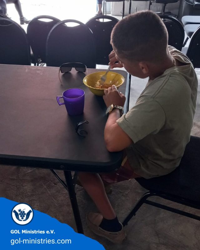 🍲 Gemeinsam essen. Gemeinschaft erleben. Hoffnung schenken. ❤️🇨🇷  Unsere Suppenküche in Costa Rica geht weiter! 🙏  Auch in den vergangenen Wochen konnten wieder Kinder und Jugendliche zusammenkommen und eine warme Mahlzeit erhalten. Doch es geht um mehr als nur das Essen: Es geht um einen Ort, an dem Menschen willkommen sind, Gemeinschaft erleben und ein Stück Unterstützung im Alltag erfahren. 💙  Seit Juli führen wir die Suppenküche regelmäßig einmal pro Woche durch. Was mit einer ersten Aktion begonnen hat, entwickelt sich damit Schritt für Schritt zu einer dauerhaften Hilfe vor Ort.  Ein herzliches Dankeschön an alle Menschen in Costa Rica, die bei der Vorbereitung und Durchführung helfen, und natürlich an alle, die unsere Arbeit unterstützen. 🙏  Gemeinsam können wir mit kleinen Dingen einen Unterschied machen.  🌎 GOL Ministries e.V.
🤝 Gemeinsam helfen. Hoffnung schenken.  #GOLMinistries #CostaRica #Suppenküche #Comedor #Kinderhilfe #GemeinsamHelfen #SozialeProjekte #Nächstenliebe #HoffnungSchenken #Gemeinnützig #Ehrenamt #Hilfsprojekt