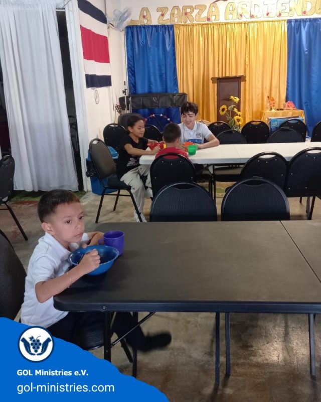 🇨🇷 Gemeinsam für Kinder in Costa Rica ❤️  Eine warme Mahlzeit bedeutet mehr als nur satt zu werden. Sie schafft Gemeinschaft, gibt Kraft für den Tag und ist ein wichtiger Teil unserer Unterstützung vor Ort.  Bei unserer Arbeit in Costa Rica begleiten wir Kinder und Jugendliche und helfen dort, wo Unterstützung gebraucht wird. Dazu gehört auch die Versorgung mit Mahlzeiten. 🍲  Für uns sind es vielleicht alltägliche Dinge – ein Teller Essen, ein sicherer Platz am Tisch und Menschen, die sich kümmern. Für die Kinder vor Ort können genau diese Dinge einen Unterschied machen.  Ein herzliches Dankeschön an alle Menschen, die unsere Arbeit unterstützen und möglich machen! 🙏💙  #GOLMinistries #CostaRica #GemeinsamHelfen #KinderHelfen #HumanitäreHilfe #Entwicklungszusammenarbeit #Nächstenliebe #GemeinsamStark
