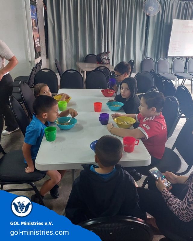 🇨🇷 Gemeinsam für Kinder in Costa Rica ❤️  Auch in Costa Rica setzen wir unsere Arbeit fort. Gemeinsam mit unseren Partnern vor Ort unterstützen wir Kinder und Familien, die auf Hilfe angewiesen sind.  🍲 Zweimal pro Woche organisieren wir eine Suppenküche und versorgen die Kinder vor Ort mit einer warmen Mahlzeit.  🙏 Ein herzliches Dankeschön an alle Helferinnen und Helfer vor Ort sowie an alle, die unsere Arbeit unterstützen und möglich machen!  🌍 GOL Ministries e.V. – Gemeinsam Hoffnung schenken.  #GOLMinistries #CostaRica #Suppenküche #Kinderhilfe #GemeinsamHelfen #Ehrenamt #Nächstenliebe