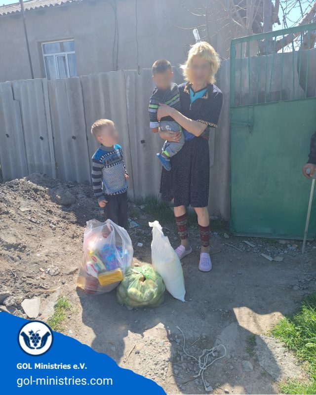 Im Rahmen unserer Osteraktion 2026 in Kirgisistan durften wir auch Kinder unterstützen ❤️  Kinder können nichts für ihre Situation – und tragen doch oft die Folgen.  Mit einem Lebensmittelpaket konnten wir ein Stück Hoffnung schenken 🙏  #GOLMinistries #Osteraktion2026 #Kirgisistan #KinderBrauchenHoffnung #HilfeDieAnkommt