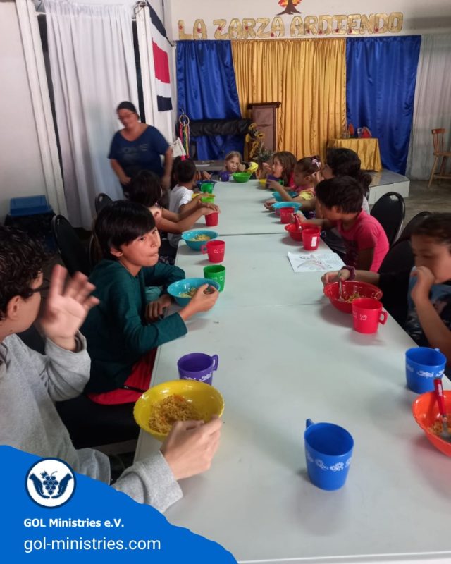 🍲 Gemeinsam Hoffnung schenken – auch nach den Ferien ❤️  Mit dem Beginn dieser Woche hat in Costa Rica wieder die Schule begonnen. Während der Ferienzeit konnten wir gemeinsam mit unserer Partnergemeinde La Zarza Ardiendo dafür sorgen, dass die Suppenküche dienstags und mittwochs stattfand und viele Kinder und Familien eine warme Mahlzeit erhielten.  Nun, da der Schulalltag wieder begonnen hat, wird die Suppenküche wie gewohnt jeden Dienstag angeboten – und wir freuen uns, dass wir diese wichtige Arbeit als Verein weiterhin finanzieren dürfen.  Für viele der Kinder ist diese Mahlzeit weit mehr als nur Essen. Sie bedeutet Gemeinschaft, Fürsorge und die Gewissheit, nicht vergessen zu sein.  Ein großes Dankeschön an die Gemeinde La Zarza Ardiendo für die wertvolle Zusammenarbeit und an alle, die diese Arbeit durch ihre Unterstützung möglich machen. Gemeinsam können wir Hoffnung ganz praktisch weitergeben. ❤️  #Suppenküche #GemeinsamHelfen #CostaRica #KinderHelfen #Nächstenliebe #LaZarzaArdiendo #HoffnungSchenken #GOLMinistries