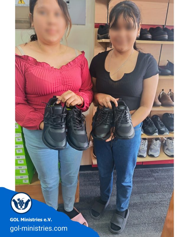 💛 Neue Schuhe zum Schulstart – Hoffnung für zwei Schwestern 💛  Am 23. Februar begann in Costa Rica das neue Schuljahr. Für zwei Mädchen bedeutete das jedoch große Sorge: Sie hatten keine Schuhe für die Schule.  Ihre Mutter kämpft derzeit gegen Brustkrebs und musste bereits eine Brust entfernen lassen. In dieser schwierigen Situation fehlt es der Familie an vielen grundlegenden Dingen.  Dank der Unterstützung von Fernando konnten für beide Mädchen neue, bezahlbare Schuhe gekauft werden. Das Schuhgeschäft gewährte zusätzlich einen Rabatt, weil Fernando dort regelmäßig Schuhe für Schülerinnen und Schüler einkauft.  Ein kleiner Moment – mit großer Wirkung:
👟 Zwei Mädchen können nun würdevoll und gut ausgestattet zur Schule gehen.
📚 Ein Stück Normalität trotz einer schweren Zeit.  Solche Geschichten sind nur möglich durch eure Unterstützung bei GOL Ministries e.V..  🙏 Danke an alle, die helfen, Hoffnung Schritt für Schritt weiterzugeben.  #Schulstart #HoffnungSchenken #CostaRica #KinderUnterstützen #GemeinsamHelfen #GOLMinistries #BildungVerändertLeben